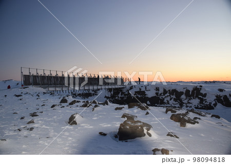 アイスランド　レイキャネス半島冬の明け方のヨーロッパと北アメリカ大陸を繋ぐ橋コンチネンタルブリッチ 98094818