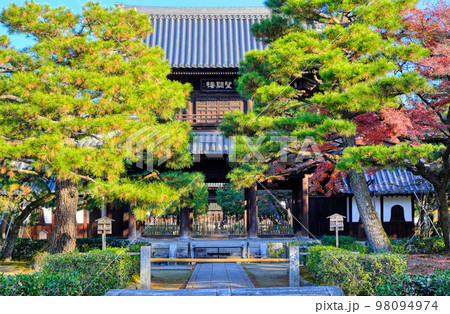 京都、建仁寺境内の紅葉 98094974