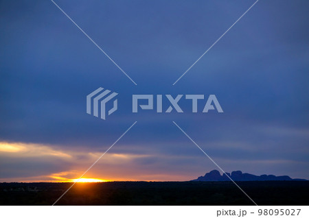 マウントオルガ(カタ・ジュタ)と夕日 マウントオルガ(カタ・ジュタ)と夕日 98095027