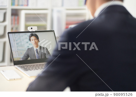 オフィスにてビデオ通話をするビジネスパーソン オフィスにてビデオ通話をするビジネスパーソン 98095526