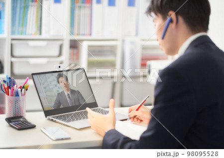 オフィスにてビデオ通話をするビジネスパーソン 98095528