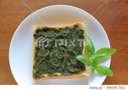 香ばしいバジルのトースト焼きと葉（バジルペースト、食パン） 98095763