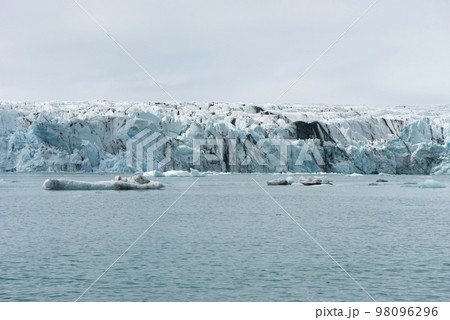 Melting floating icebergs in Jokulsarlon, Iceland 98096296