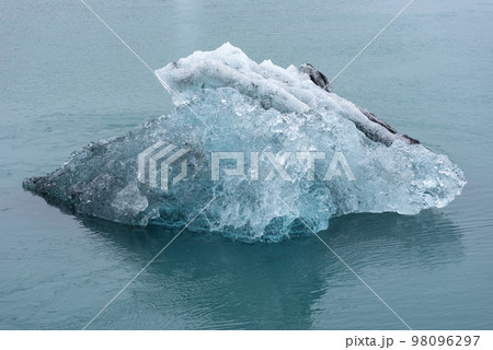 Melting floating icebergs in Jokulsarlon, Iceland 98096297