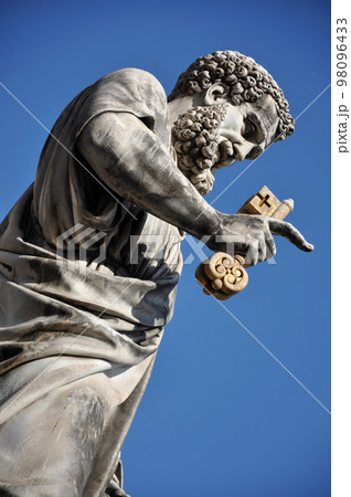Statue of Saint Peter in Saint Peter square. Vatican city Statue of Saint Peter in Saint Peter square. Vatican city 98096433