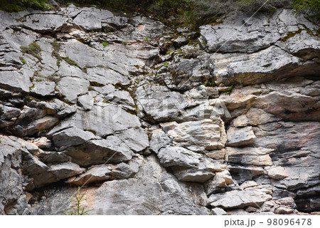 Geological fault in a limestone rock wall 98096478