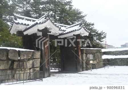 名古屋城の旧二之丸東二之門の積雪 98096831