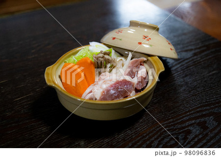 鴨鍋 一人用の土鍋に入れられた鴨鍋 鴨鍋 一人用の土鍋に入れられた鴨鍋 98096836