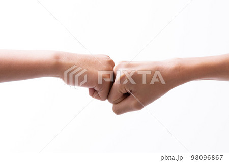 子供のグータッチ 98096867