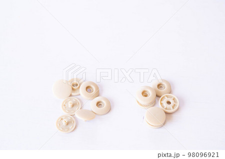 白い背景のイージースナップボタン 98096921