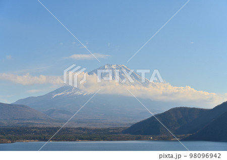 本栖湖から望む雪化粧した富士山　 98096942