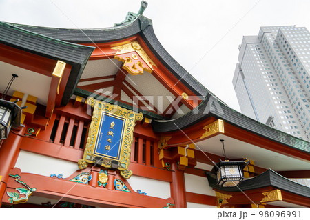 東京都（千代田区永田町）山王日枝神社の神門と高層ビル 98096991