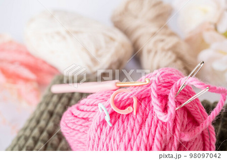 編み物　毛糸玉と道具 98097042