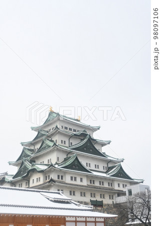 名古屋城本丸御殿の雪化粧と天守閣 名古屋城本丸御殿の雪化粧と天守閣 98097106