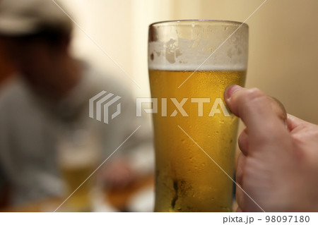 飲み会で友達とビールを飲む 98097180