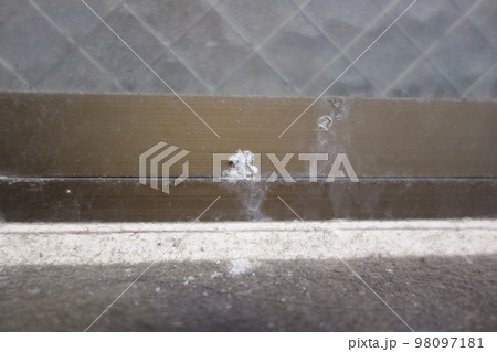 白い汚れが付いた窓枠 98097181