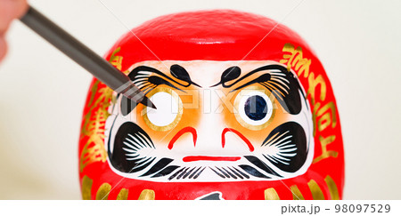 大学受験 に 合格 して ダルマ に 目を入れる　【 受験 の イメージ 】 98097529