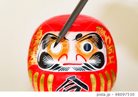 大学受験 に 合格 して ダルマ に 目を入れる　【 受験 の イメージ 】 98097530