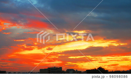 埼玉県川口市の夕焼けの風景（2022年撮影） 98098086
