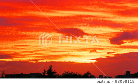 埼玉県川口市の夕焼けの風景（2022年撮影） 98098119