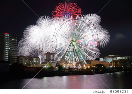 花火と観覧車(クリスマス ISOGAI花火劇場 in 名古屋港 愛知県 名古屋市) 花火と観覧車(クリスマス ISOGAI花火劇場 in 名古屋港 愛知県 名古屋市) 98098252