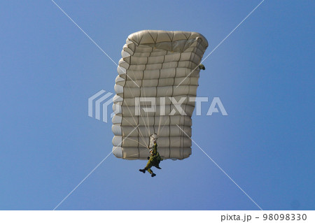 陸上自衛隊のパラグライダーによる空挺降下 98098330