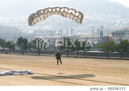 陸上自衛隊の空挺降下 陸上自衛隊の空挺降下 98098335