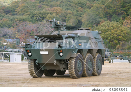 訓練展示を行う陸上自衛隊の装甲車 98098341