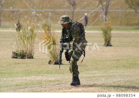 訓練展示中の陸上自衛隊レンジャー隊員 98098354