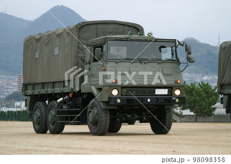 観閲行進する陸上自衛隊の大型トラック 98098358