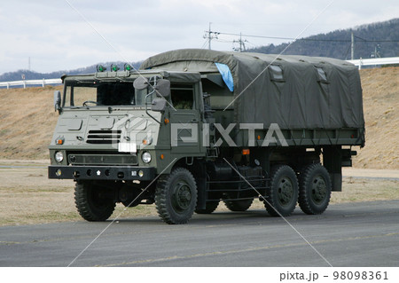 駐車中の陸上自衛隊大型トラック 駐車中の陸上自衛隊大型トラック 98098361