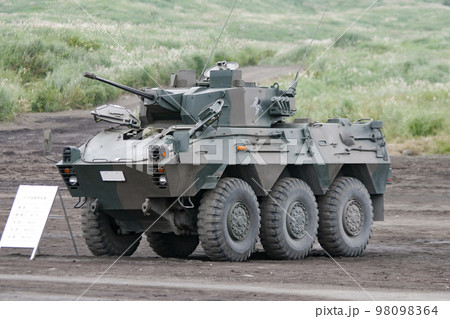 展示される陸上自衛隊の偵察警戒車 98098364