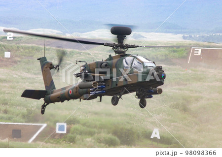 離陸する陸上自衛隊の戦闘ヘリコプター 98098366