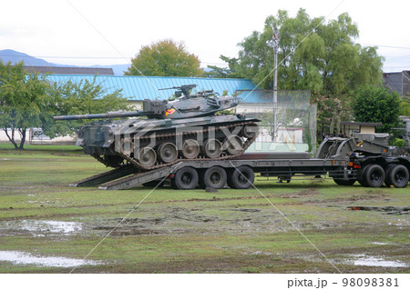 トレーラーに積載される陸上自衛隊の74式戦車 98098381