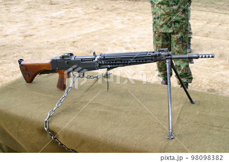 展示される自衛隊の64式7.62mm小銃の写真素材 [98098382] - PIXTA