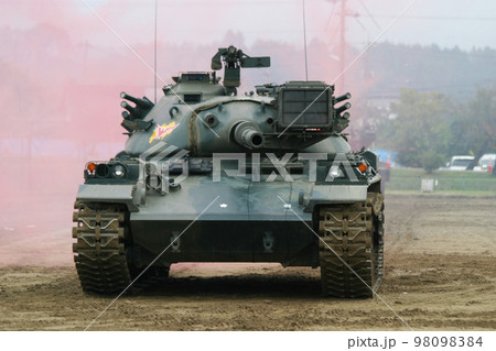 突撃する陸上自衛隊の74式戦車 突撃する陸上自衛隊の74式戦車 98098384