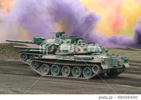 攻撃前進する陸上自衛隊の74式戦車 98098400
