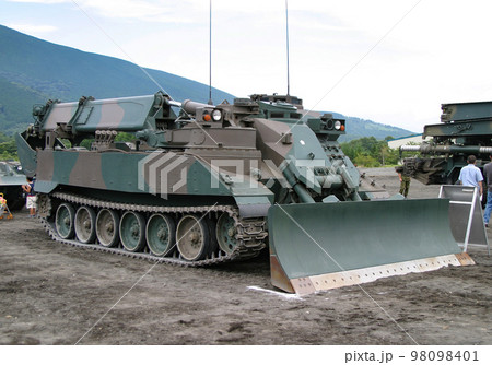 展示される陸上自衛隊の施設作業車 98098401