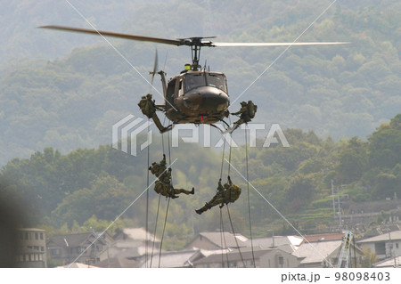 陸上自衛隊ヘリコプターから降下するレンジャー隊員 98098403