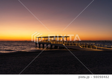 SUNSET BEACH PARK INAGEで見る夕焼け・稲毛海浜公園・千葉県 98098482