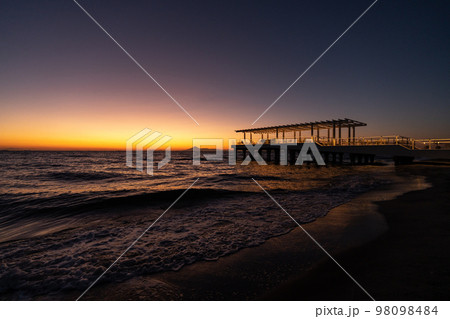 SUNSET BEACH PARK INAGEで見る夕焼け・稲毛海浜公園・千葉県 98098484