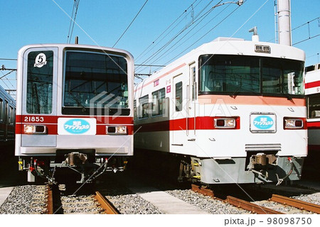 車両基地で並ぶ東武鉄道20050型と300系 車両基地で並ぶ東武鉄道20050型と300系 98098750