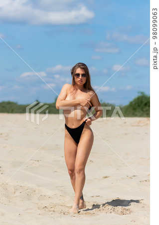Topless woman standing on beachの写真素材 [98099063] - PIXTA