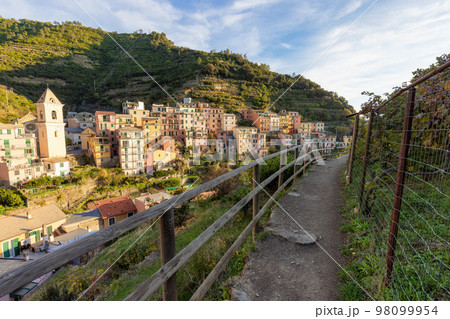 Small touristic town on the coast, Manarola, Italy. Cinque Terre 98099954