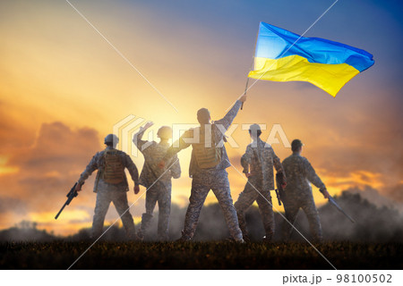 War in Ukraine. Soldier with Ukrainian flag. 98100502