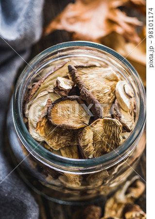 Sliced dried mushrooms in jar. 98101174
