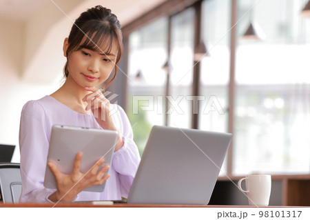デスクワーク_タブレットを見て考える女性_1 98101317