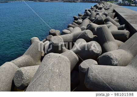 海岸の波消しブロック 98101598