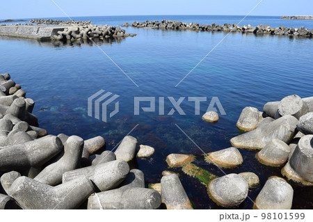 海岸の波消しブロック 海岸の波消しブロック 98101599