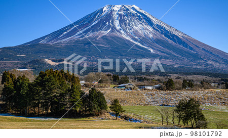 富士ヶ嶺の田園風景と富士山の絶景 98101792